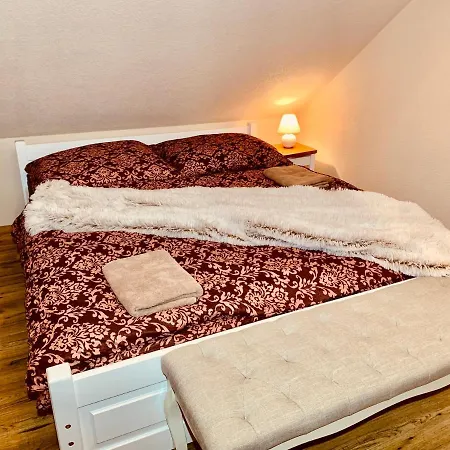 Romanticke Chalupky Raj-borievka, Cucoriedka A Drienka Chalet *